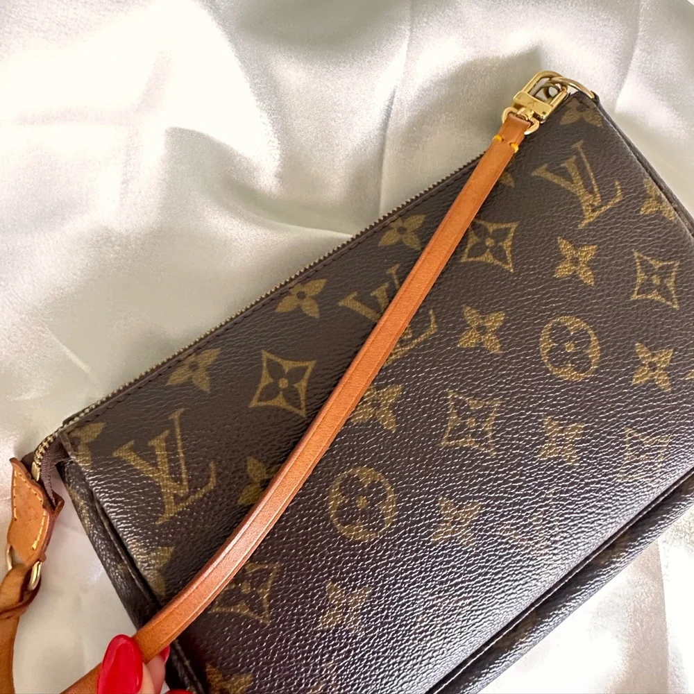 Louis Vuitton Monogram Canvas pochette Shoulder Bag